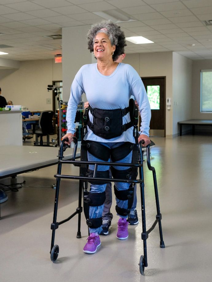 femme qui marche avec un exosquelette
