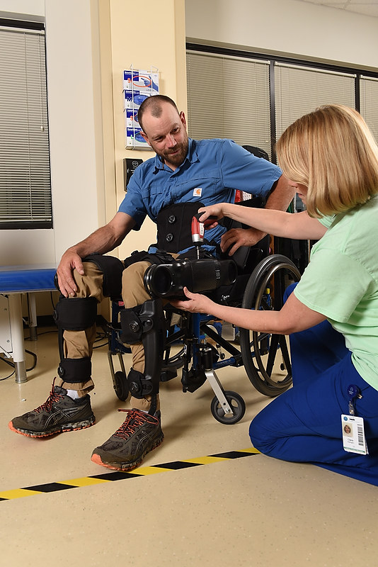 Homme dans la fonction assise de l'exosquelette