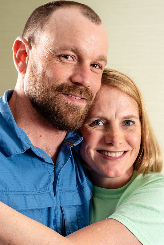 photo d'un homme et une femme ayant le sourire